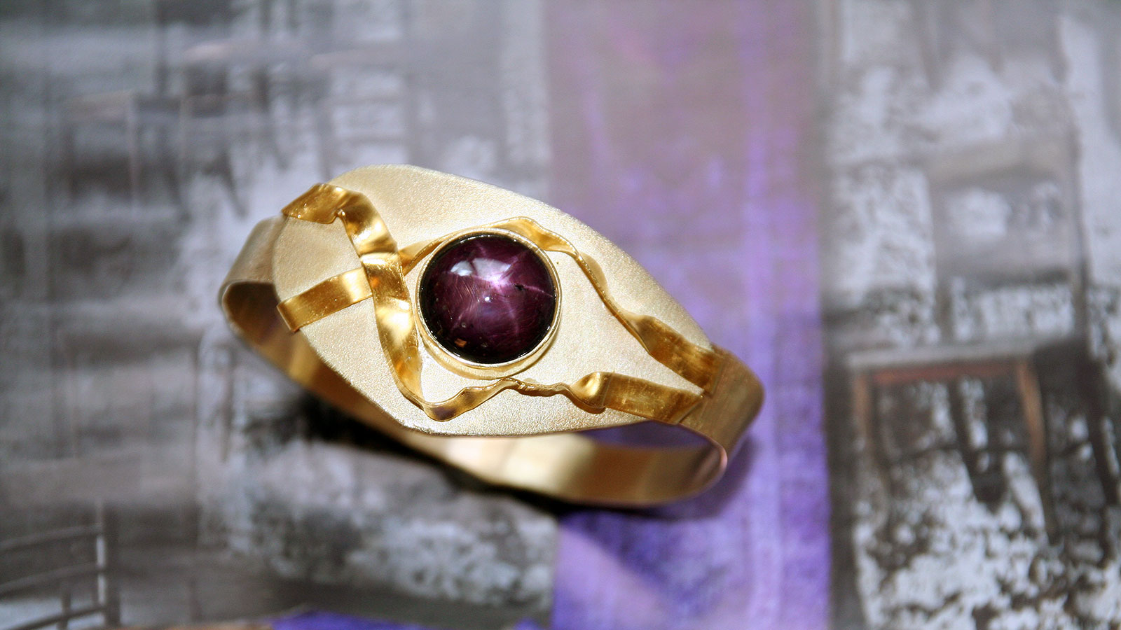 Goldener Ring mit lilanem Stein